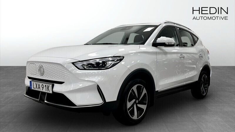 Vit (white) Begagnad 2023 MG ZS Comfort Sedan | 309 900 kr (Marknadspris) - Bild 1/4