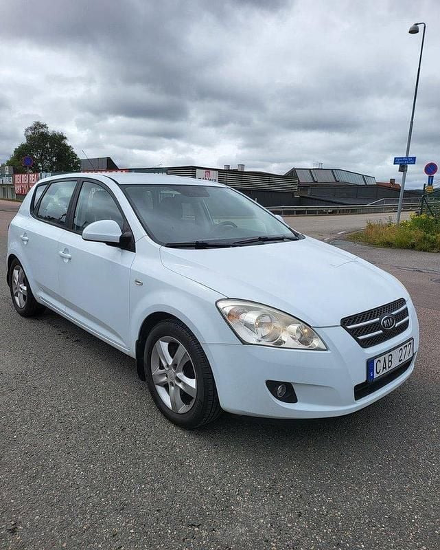 Vit Begagnad 2008 Kia Ceed 4 Halvkombi | 39 900 kr (Marknadspris) - Bild 1/4