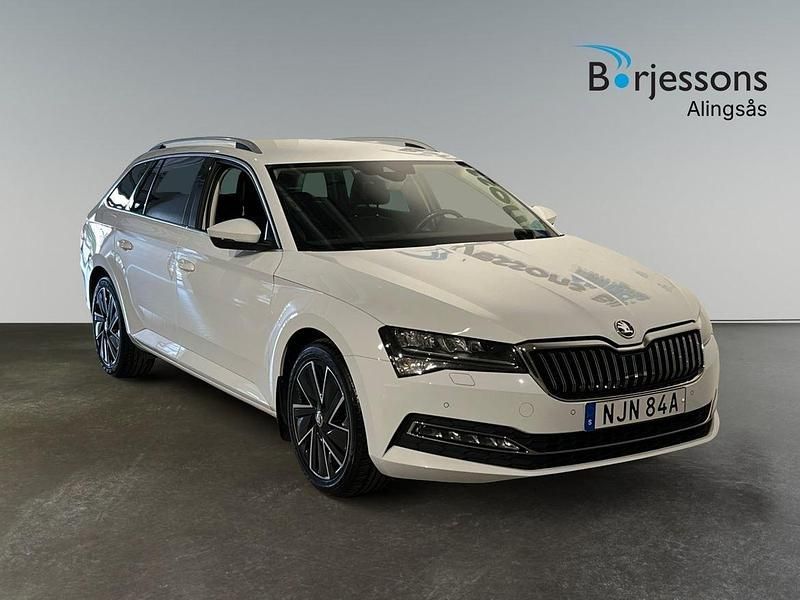 Vit Begagnad 2022 Skoda Superb Style Kombi | 309 900 kr (Marknadspris) - Bild 1/4