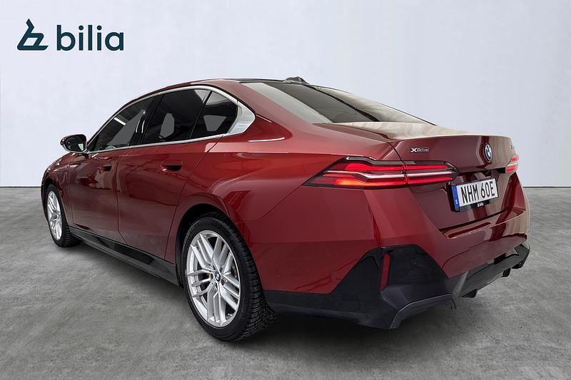 Begagnad BMW 550e M Sport 313 HK (230 kW) 2024 Röd Sedan