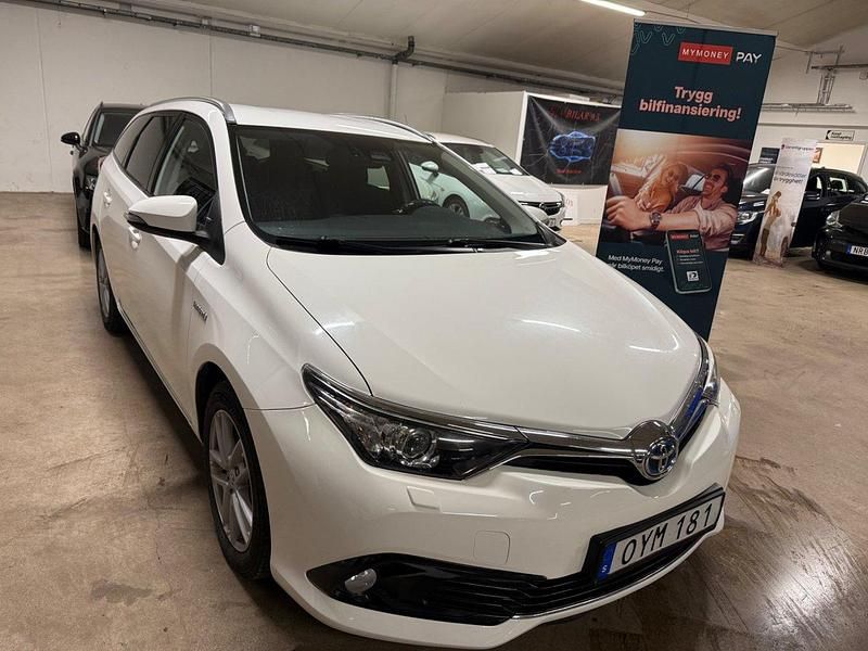 Vit Begagnad 2017 Toyota Auris Touring Sports Comfort Kombi | 129 800 kr (Marknadspris) - Bild 1/4