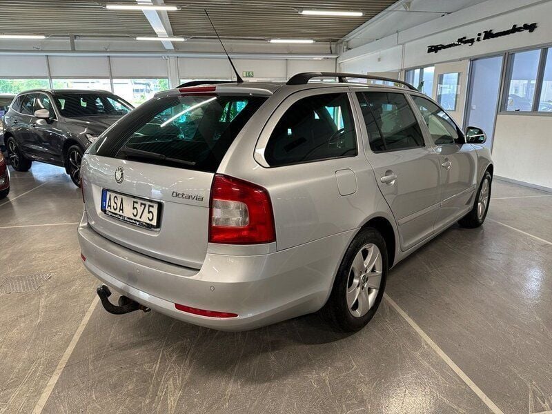 Begagnad Skoda Octavia Elegance 123 HK (90 kW) 2010 Silver Kombi