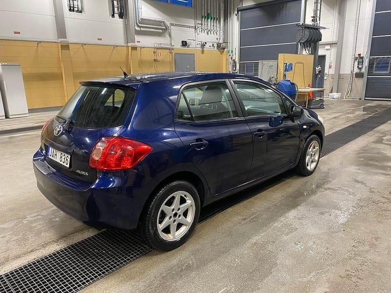 Mörkblå Begagnad 2008 Toyota Auris Halvkombi | 36 000 kr (Marknadspris) - Bild 1/4