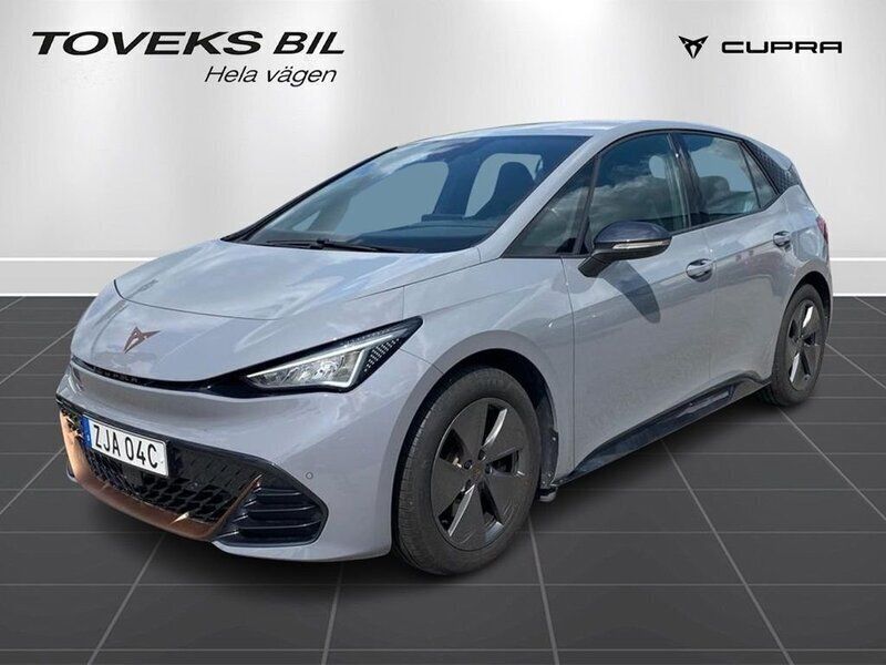 Ljusgrå (vapor grey) Begagnad 2023 Cupra Born Halvkombi | 289 900 kr (Marknadspris) - Bild 1/4