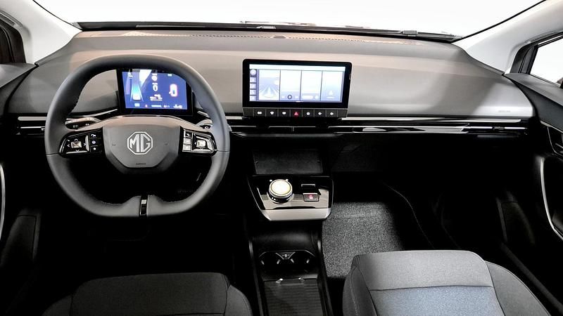 Begagnad MG MG4 EV 125 kW (170 HK) 2024 Grå Halvkombi