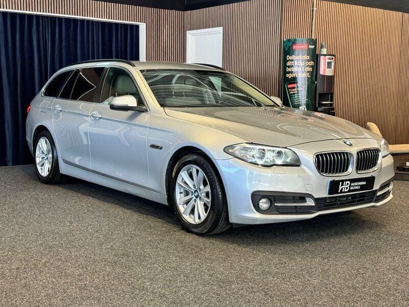 Silver Begagnad 2016 BMW 520 Sport Line Kombi | 139 900 kr (Marknadspris) - Bild 1/4