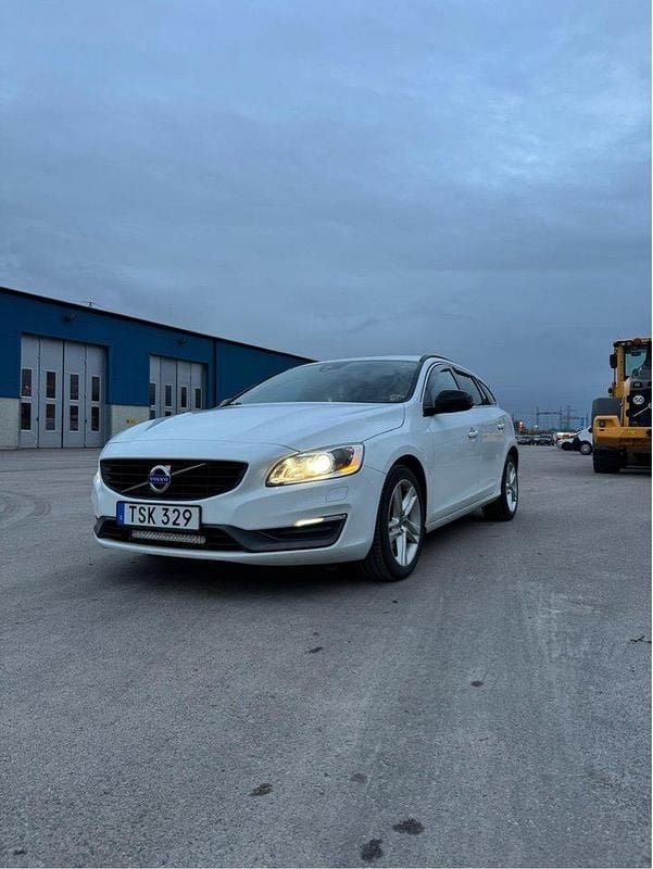 Vit Begagnad 2015 Volvo V60 Momentum Kombi | 124 900 kr (Bra pris) - Bild 1/4