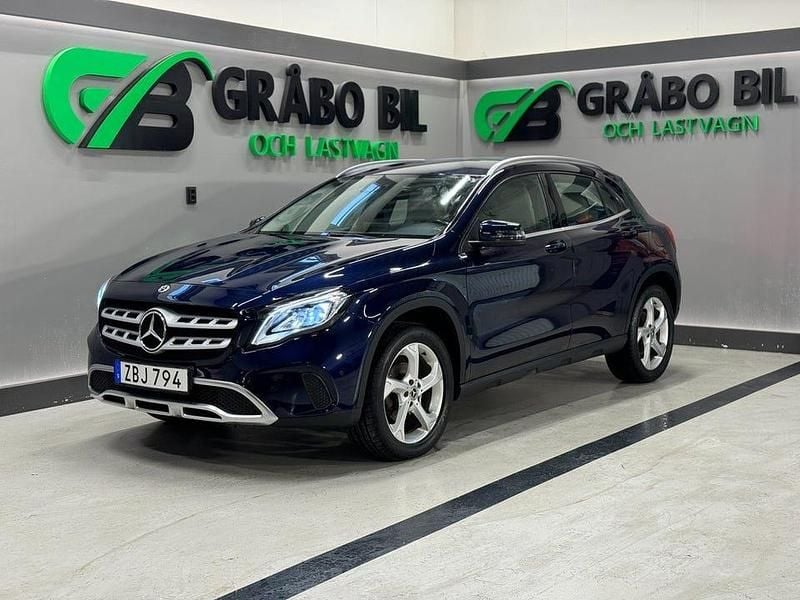Mörkblå (blå) Begagnad 2018 Mercedes GLA200 SUV | 219 900 kr (Marknadspris) - Bild 1/4
