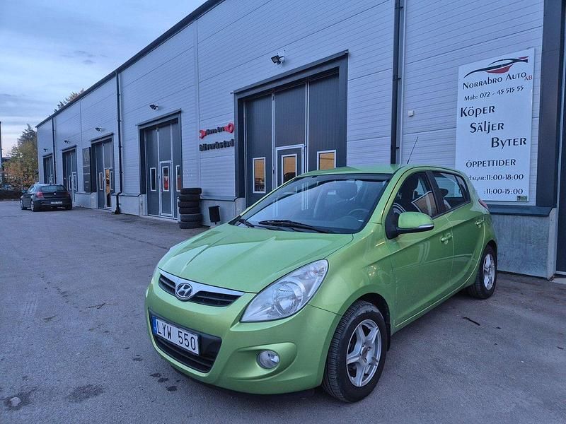Grön Begagnad 2011 Hyundai i20 Premium Halvkombi | 54 899 kr (Marknadspris) - Bild 1/4