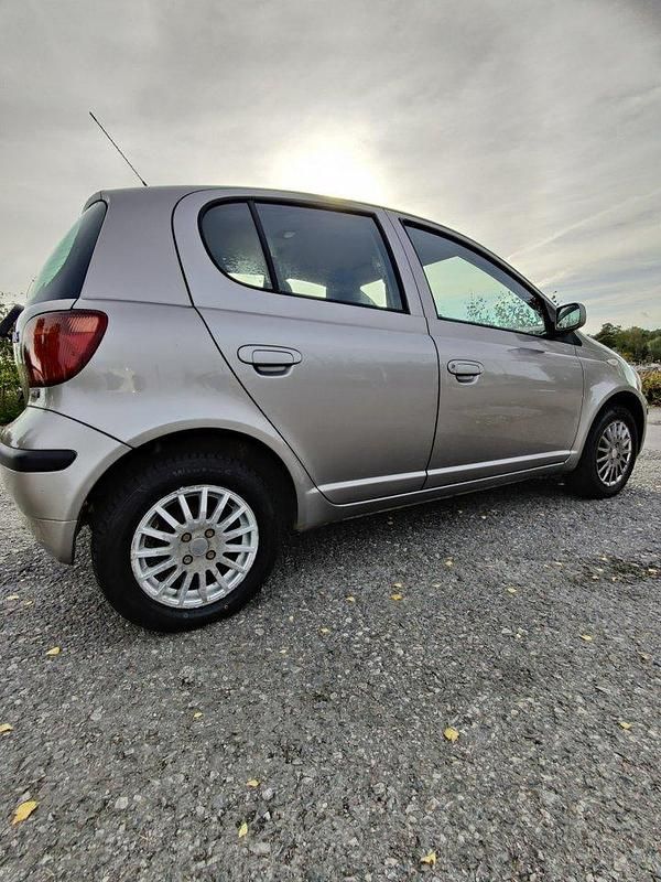 Grå Begagnad 2003 Toyota Yaris Halvkombi | 24 000 kr (Lite dyr) - Bild 1/4