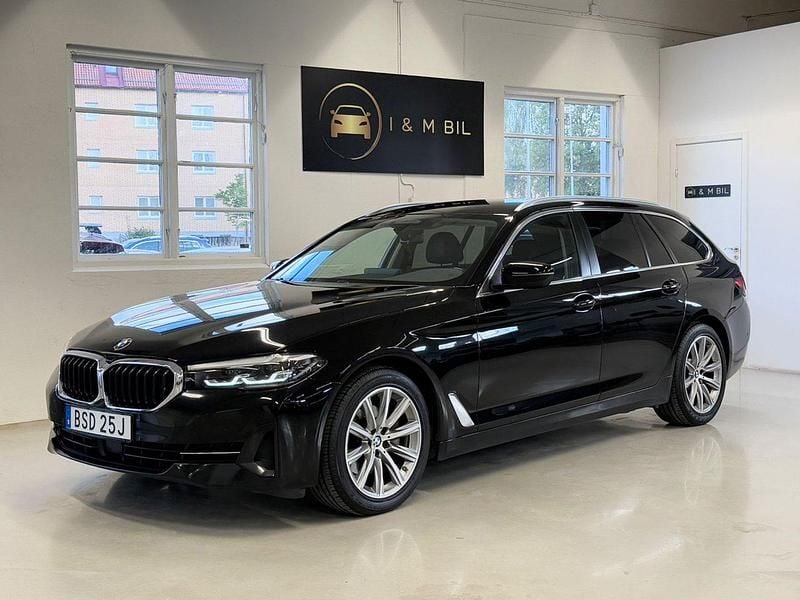 Svart Begagnad 2021 BMW 520 Kombi | 279 900 kr (Marknadspris) - Bild 1/4