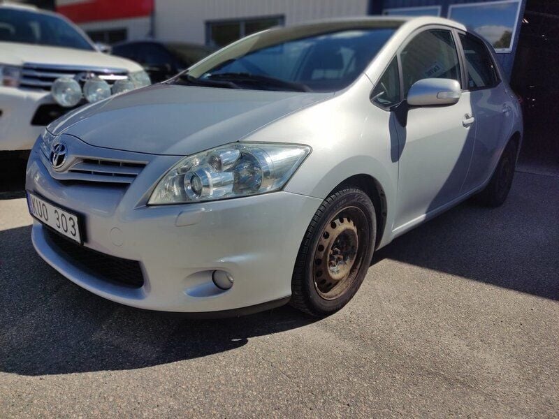 Silver Begagnad 2010 Toyota Auris Plus Halvkombi | 45 000 kr (Marknadspris) - Bild 1/4
