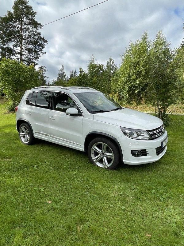 Vit Begagnad 2016 VW Tiguan R-line SUV | 165 000 kr (Bra pris) - Bild 1/4