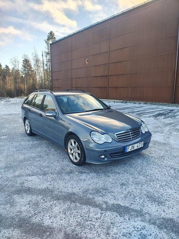 Grå Begagnad 2007 Mercedes C220 Classic Kombi | 35 000 kr (Marknadspris) - Bild 1/4