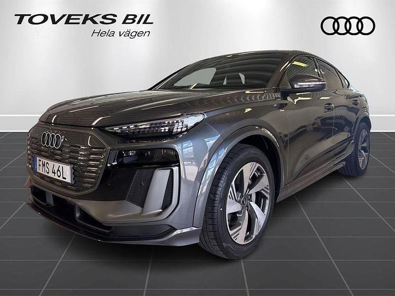 Grå (daytonagrå pärleffekt) Ny 2025 Audi Q6 Sportback e-tron S-Line SUV | 842 100 kr - Bild 1/4