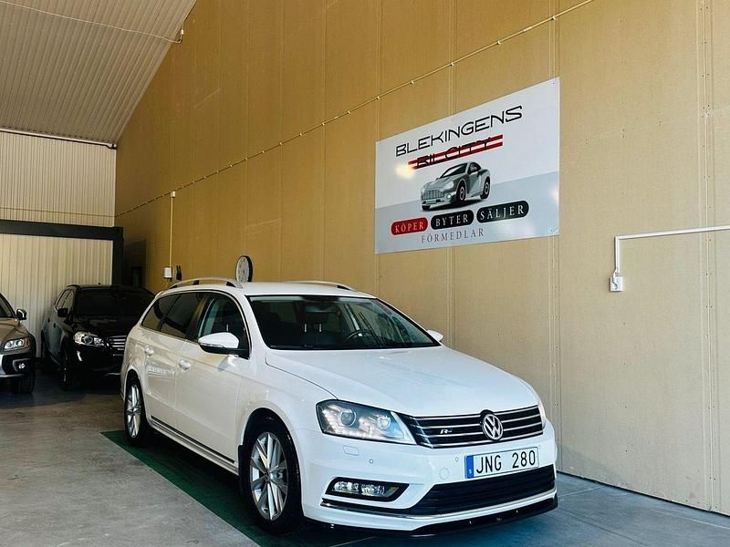 Vit Begagnad 2013 VW Passat R-line Kombi | 119 900 kr (Lite dyr) - Bild 1/4
