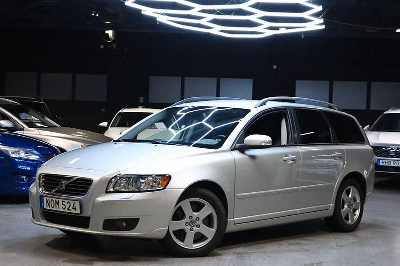 Ljusgrå (grå) Begagnad 2008 Volvo V50 Momentum Kombi | 109 900 kr (Dyr) - Bild 1/4
