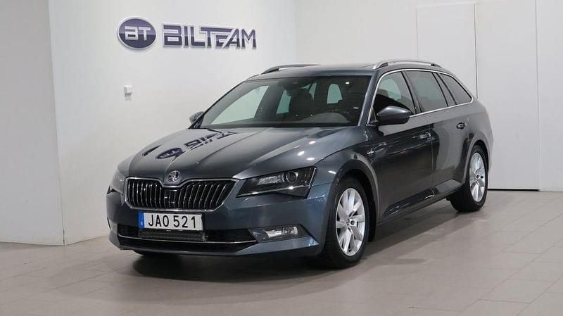 Mörkgrå (quartz grey metallic) Begagnad 2018 Skoda Superb LAURIN & KLEMENT Kombi | 189 900 kr (Marknadspris) - Bild 1/4