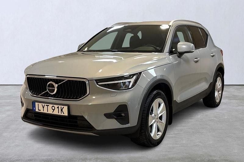Grå Begagnad 2024 Volvo XC40 Core SUV | 349 900 kr (Marknadspris) - Bild 1/4