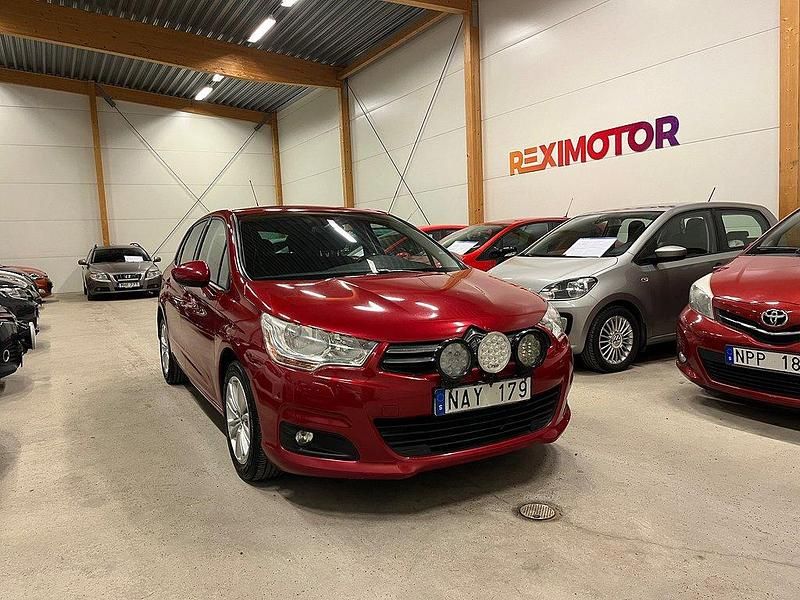 Röd Begagnad 2012 Citroën C4 Halvkombi | 59 900 kr (Marknadspris) - Bild 1/4