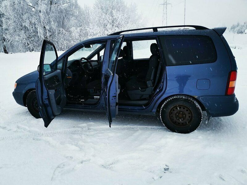 Begagnad Hyundai Trajet 136 HK (100 kW) 2000 Blå Minibuss