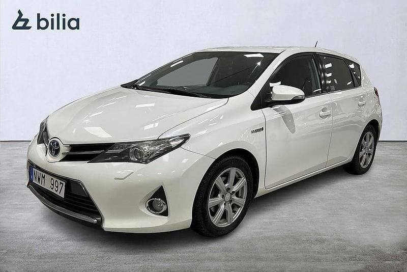 Vit Begagnad 2013 Toyota Auris Hybrid Active Halvkombi | 109 900 kr (Marknadspris) - Bild 1/3