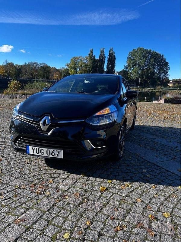 Svart Begagnad 2019 Renault Clio IV Intens Halvkombi | 105 000 kr (Marknadspris) - Bild 1/4