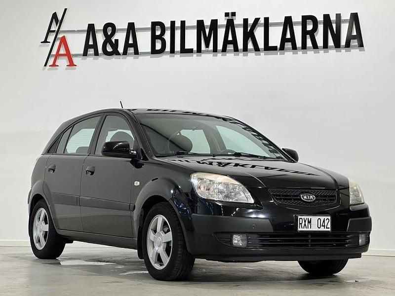 Svart Begagnad 2006 Kia Rio Halvkombi | 29 900 kr (Marknadspris) - Bild 1/4