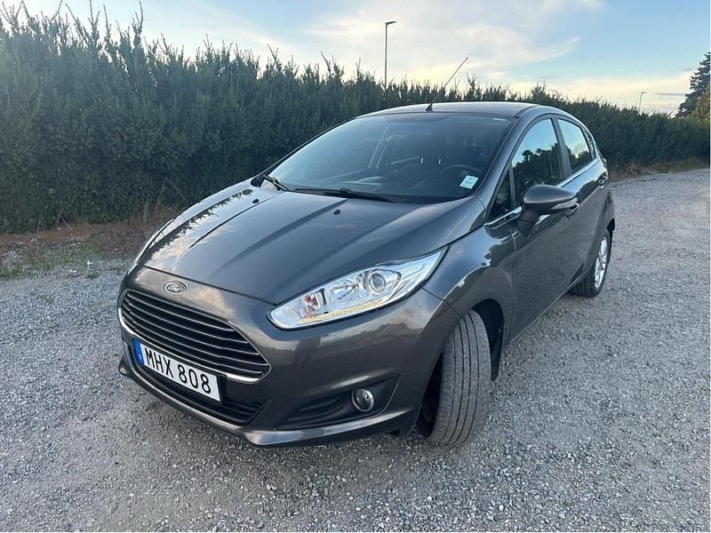 Grå Begagnad 2016 Ford Fiesta Titanium Halvkombi | 78 000 kr (Bra pris) - Bild 1/4