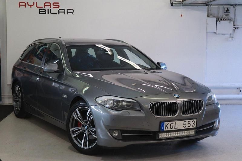Grå Begagnad 2013 BMW 520 Kombi | 144 900 kr (Marknadspris) - Bild 1/4