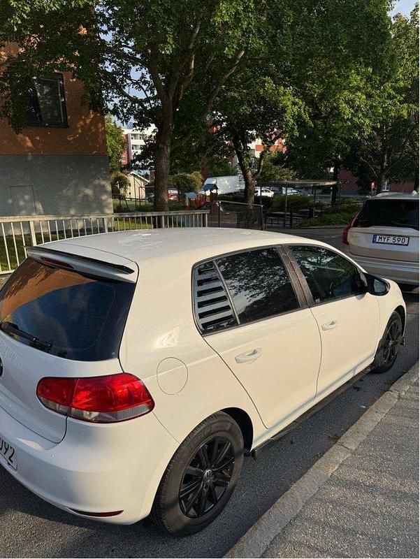 Vit Begagnad 2009 VW Golf Halvkombi | 52 000 kr (Lite dyr) - Bild 1/4