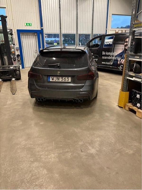 Grå Begagnad 2016 BMW 330 Sport Line Kombi | 190 000 kr (Superpris) - Bild 1/3