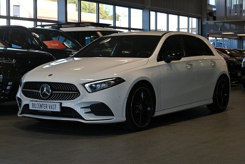Vit Begagnad 2019 Mercedes A250 AMG Halvkombi | 309 000 kr (Marknadspris) - Bild 1/4