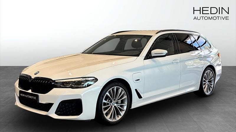 Vit (white) Begagnad 2022 BMW 530e M Sport Kombi | 389 700 kr (Bra pris) - Bild 1/4