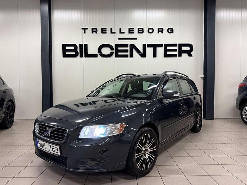 Grå Begagnad 2008 Volvo V50 Momentum Kombi | 29 900 kr (Marknadspris) - Bild 1/4