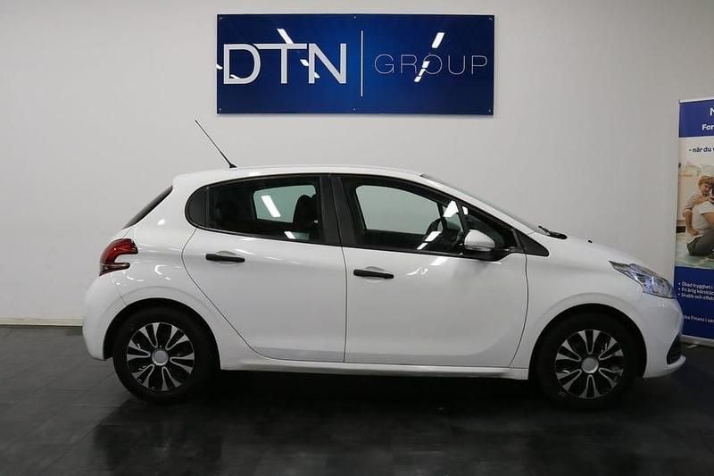 Vit Begagnad 2015 Peugeot 208 Halvkombi | 59 500 kr (Marknadspris) - Bild 1/4