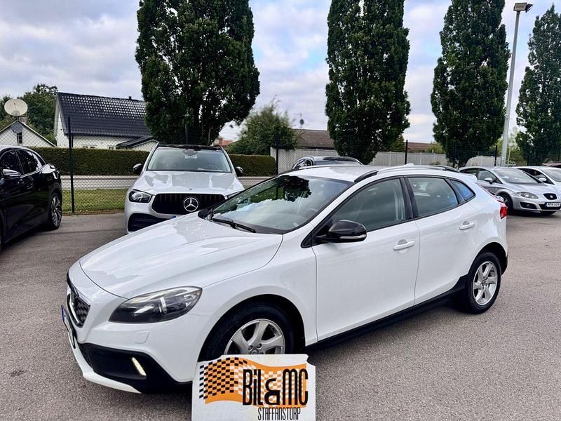 Vit Begagnad 2013 Volvo V40 CC Momentum Kombi | 128 800 kr (Marknadspris) - Bild 1/4