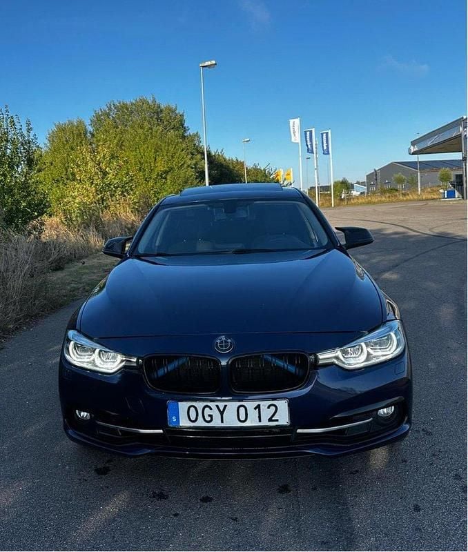 Blå Begagnad 2017 BMW 320 Sport Line Sedan | 189 000 kr (Bra pris) - Bild 1/4