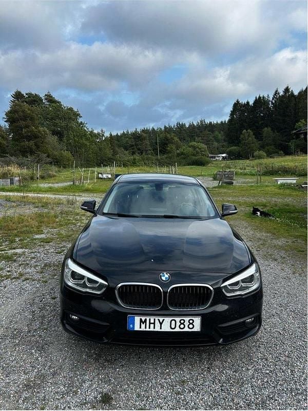 Svart Begagnad 2016 BMW 118 Advantage Halvkombi | 129 000 kr (Marknadspris) - Bild 1/4