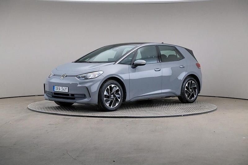 Grå Begagnad 2023 VW ID.3 Pro Performance Halvkombi | 369 000 kr (Marknadspris) - Bild 1/4