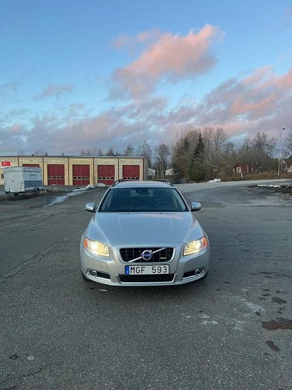 Begagnad Volvo V70 R-Design 230 HK (169 kW) 2012 Metallic grå Kombi