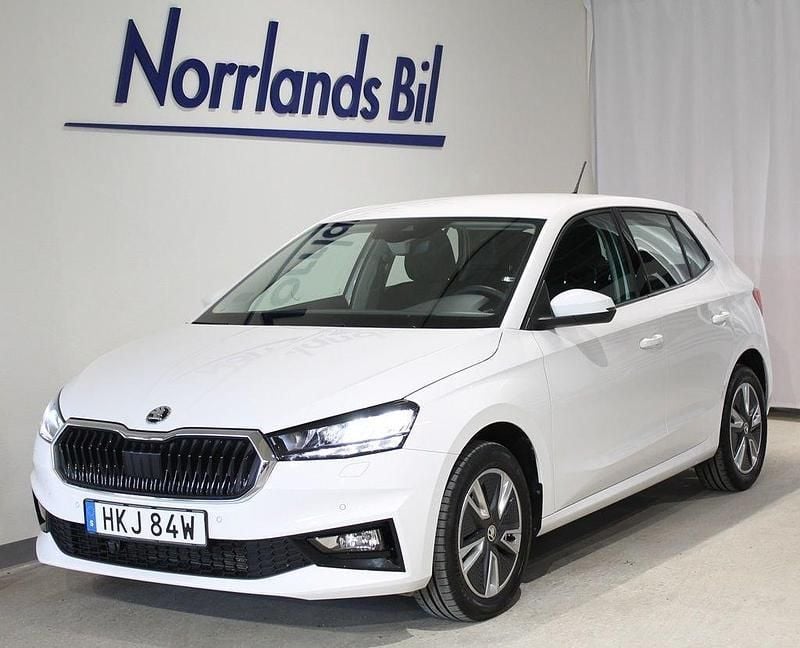 Vit (candy white) Begagnad 2023 Skoda Fabia Style Halvkombi | 229 900 kr (Marknadspris) - Bild 1/4