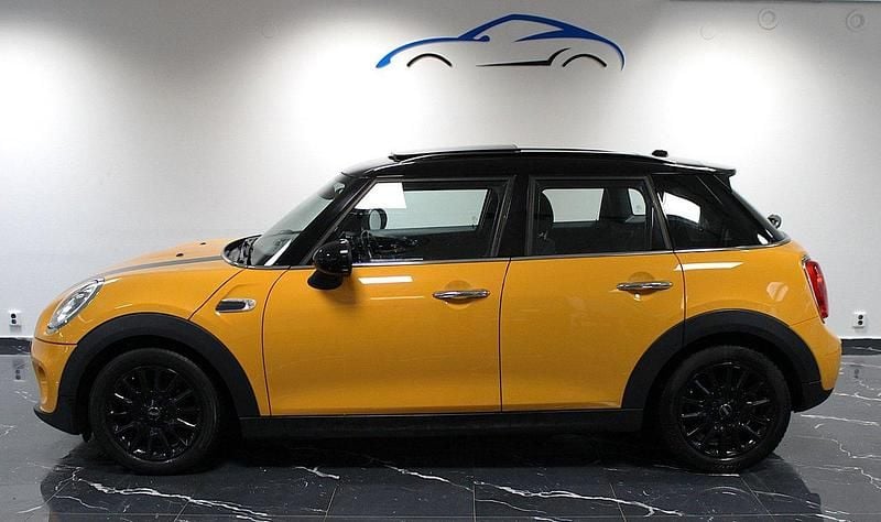 Orange Begagnad 2017 Mini Cooper Pepper Halvkombi | 159 800 kr (Marknadspris) - Bild 1/4