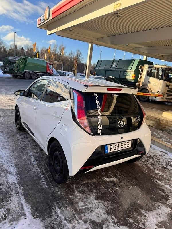 Vit Begagnad 2017 Toyota Aygo Halvkombi | 85 000 kr (Marknadspris) - Bild 1/4