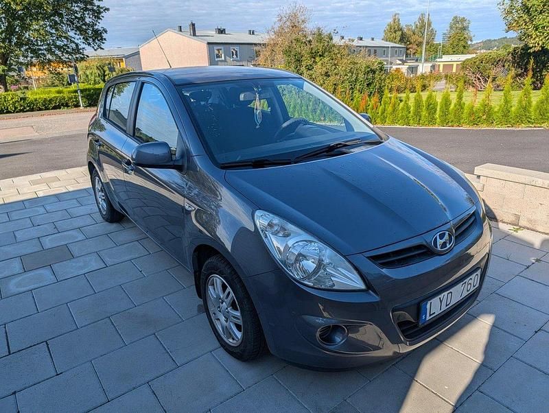 Grå Begagnad 2012 Hyundai i20 Select Halvkombi | 48 000 kr (Marknadspris) - Bild 1/4