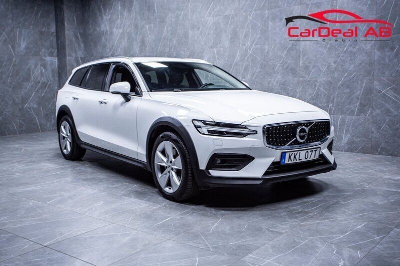 Vit Begagnad 2022 Volvo V60 CC Momentum Kombi | 304 800 kr (Superpris) - Bild 1/4