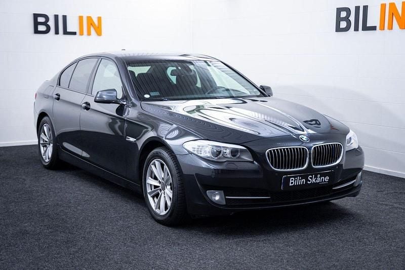 Grå Begagnad 2012 BMW 520 Sedan | 117 900 kr (Marknadspris) - Bild 1/4