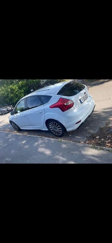 Begagnad 2014 Ford Focus Halvkombi | 32 900 kr (Marknadspris) - Bild 1/4