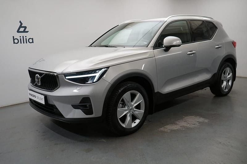 Grå Begagnad 2023 Volvo XC40 Core SUV | 349 900 kr (Marknadspris) - Bild 1/3
