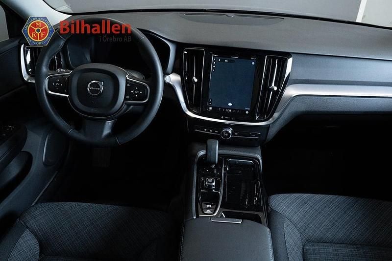 Begagnad Volvo V60 Core 350 HK (257 kW) 2022 Svart Kombi